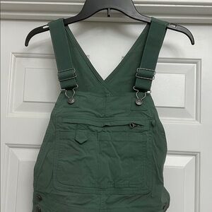 Duluth Trading Co NWOT Heirloom Gardening Short Overalls in Sage Green